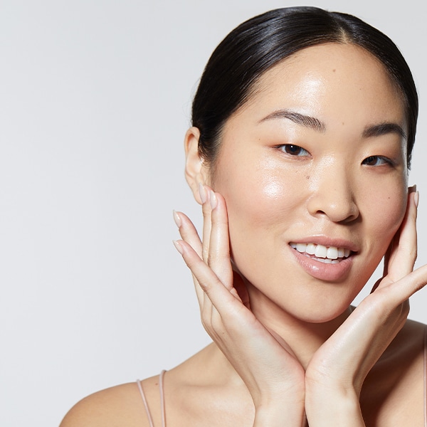Hydrafacial-model-Face-smooth-skin-2
