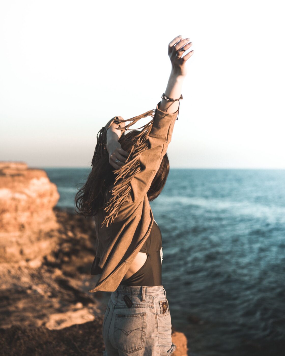model-ocean-cliffs-brea