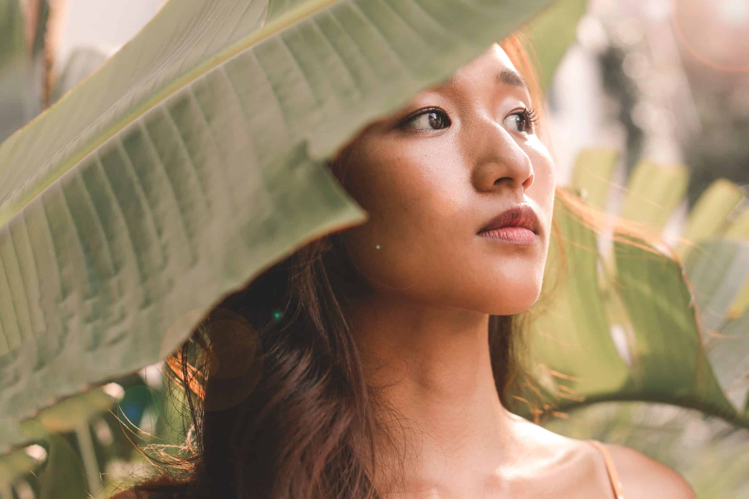 model-face-leaves-Brea