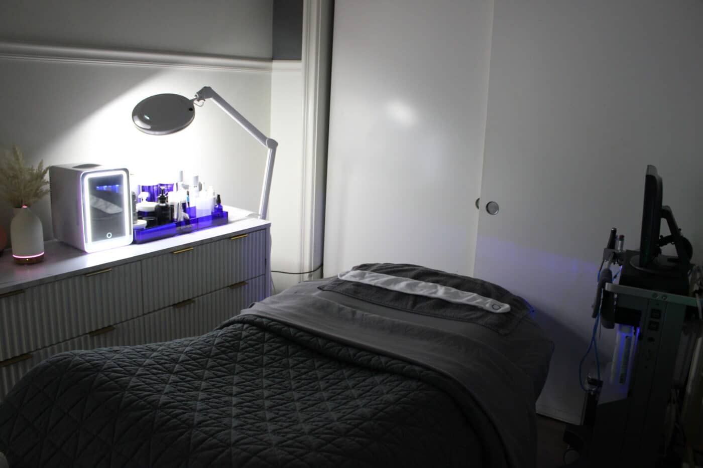 Brea-Facial-Room-light-dark