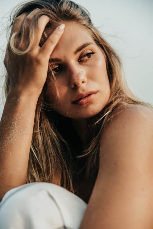 skin-model-hand-on-head