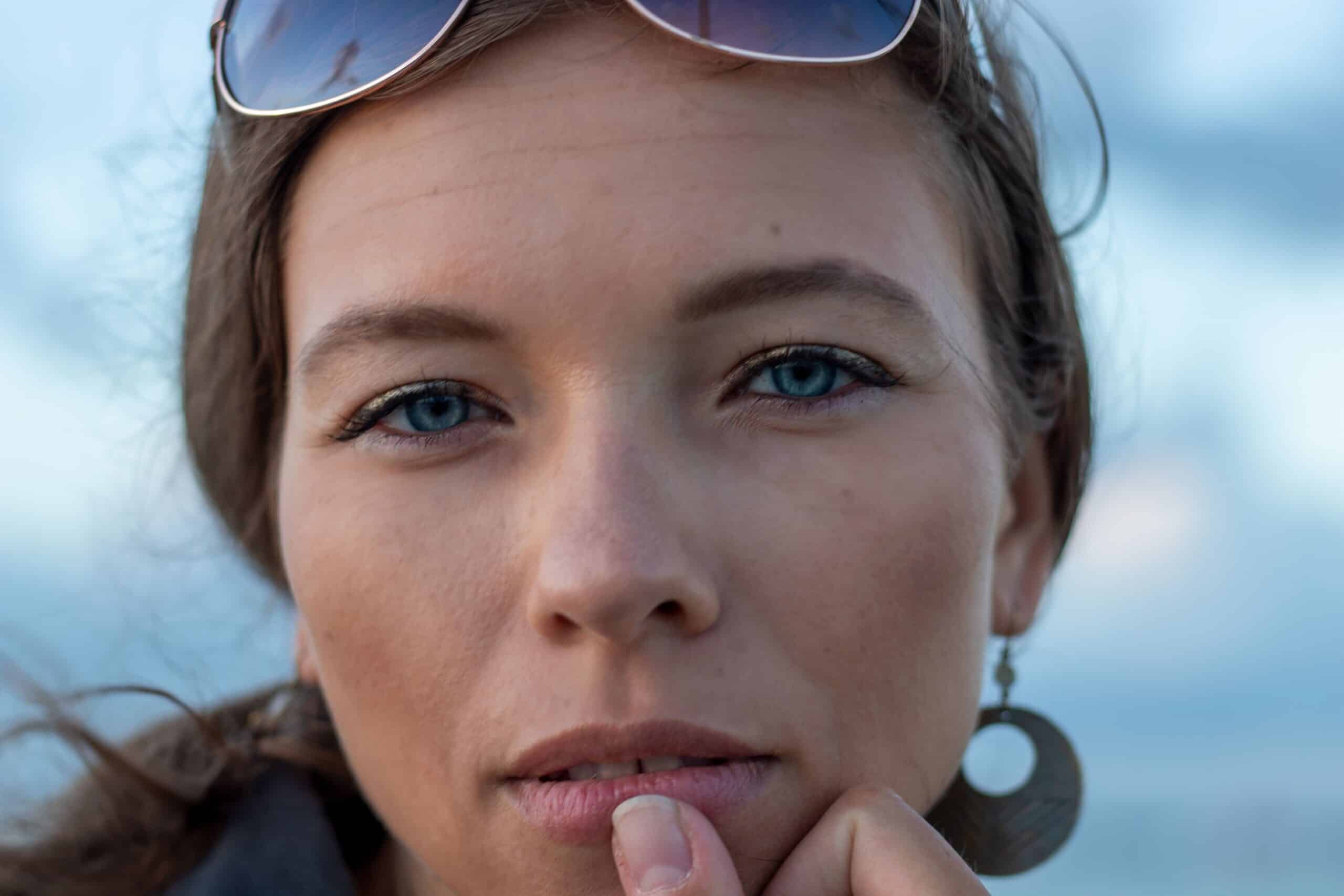 model-face-sunglasses-close-up