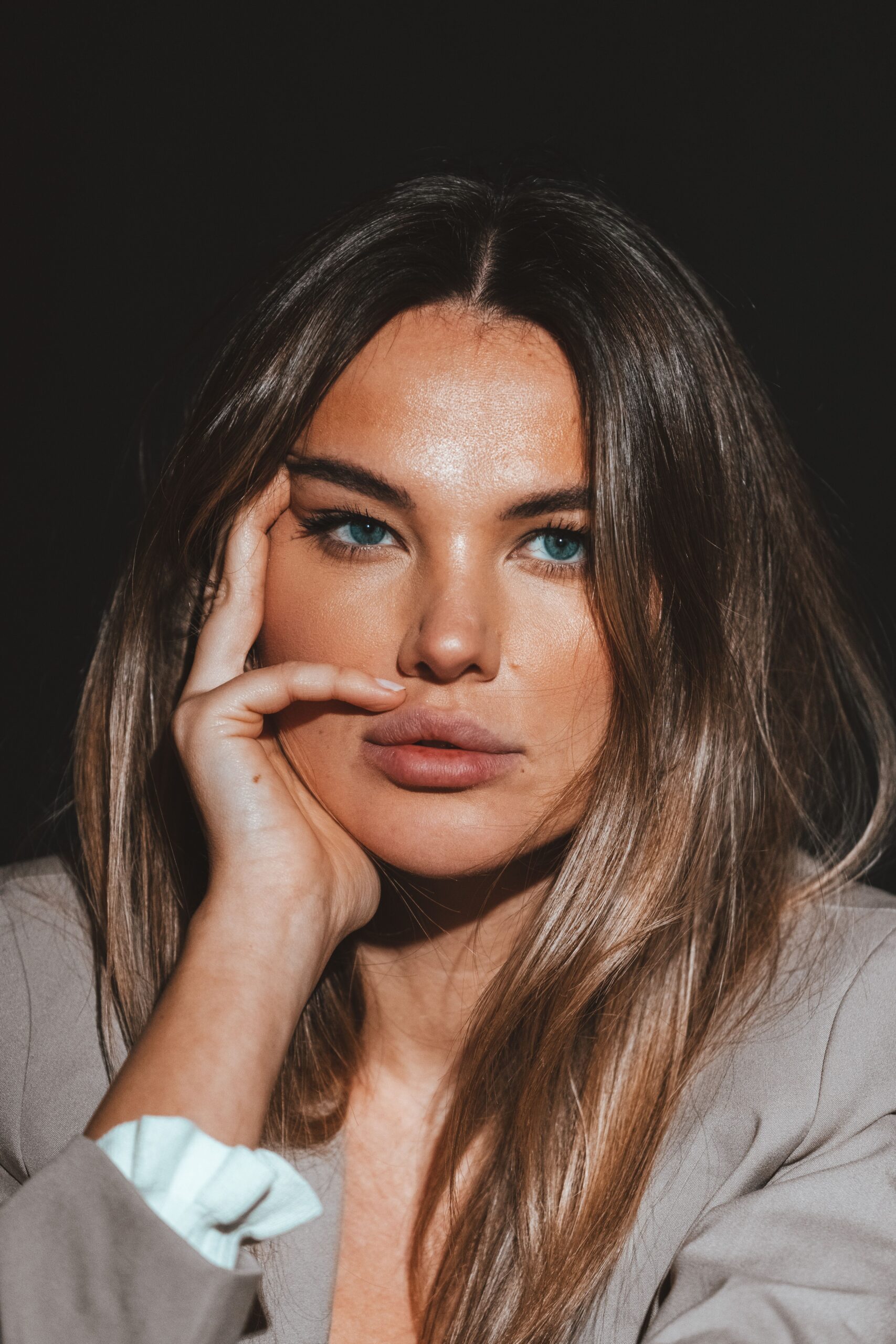 model-face-fingers