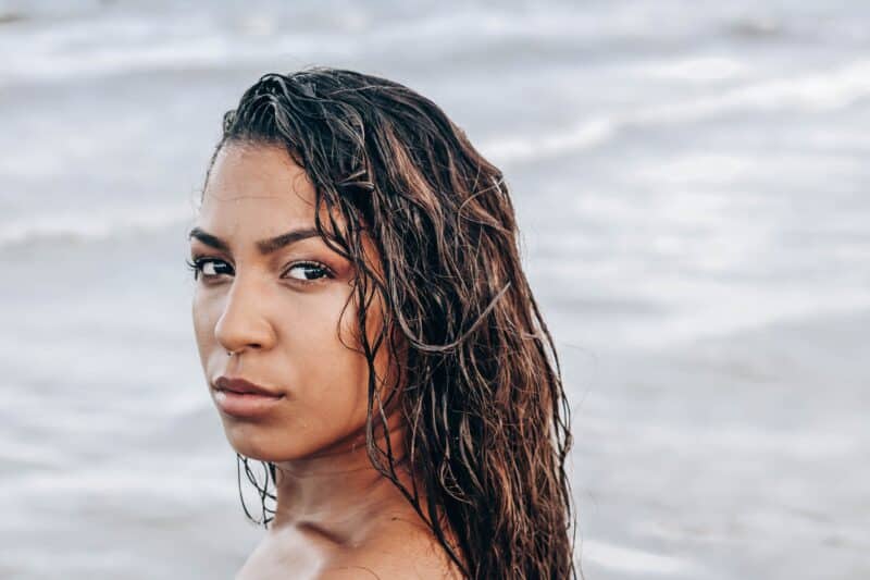 Model-by-water-wet-hair