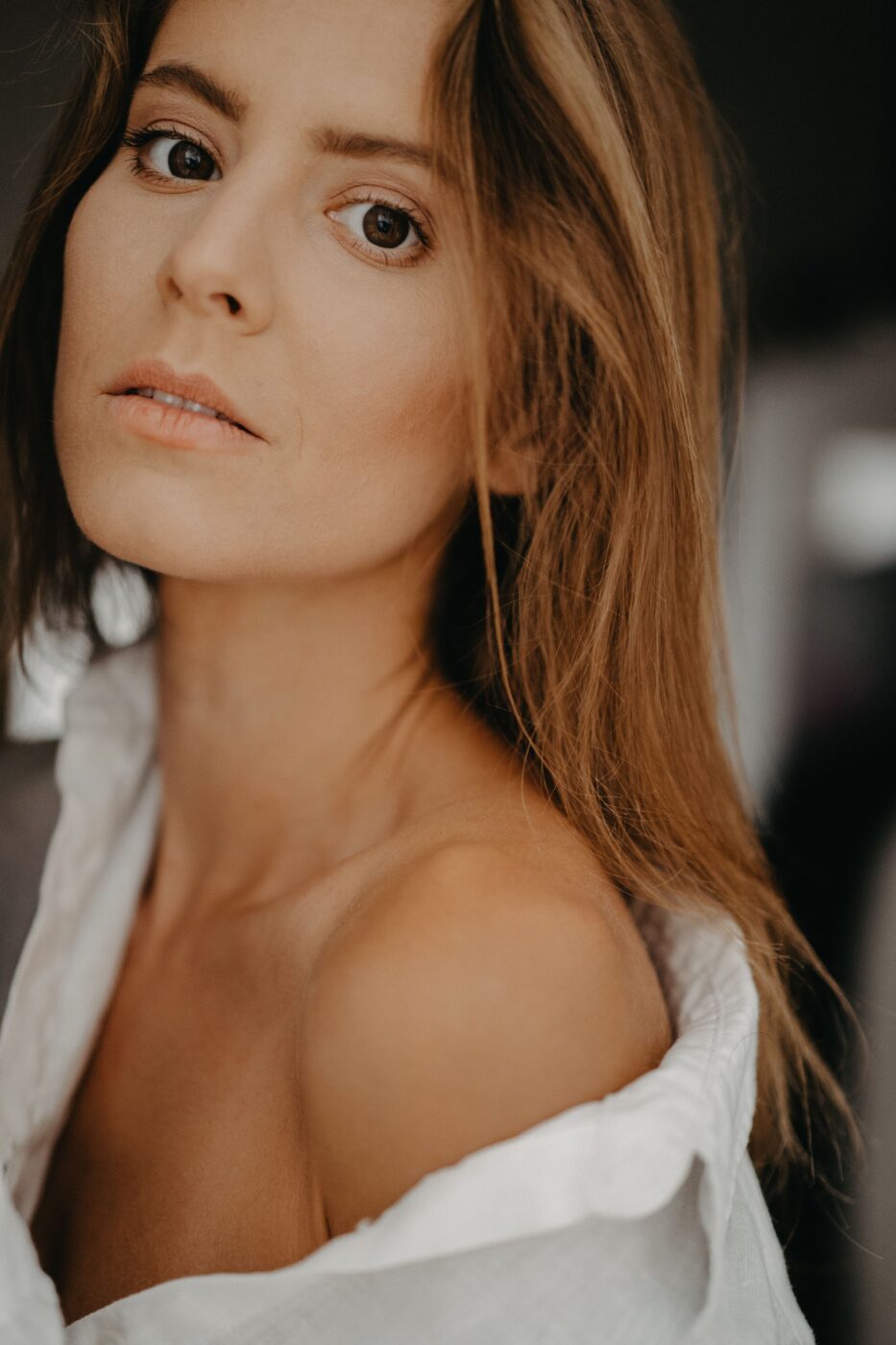 woman-model-bare-shoulder