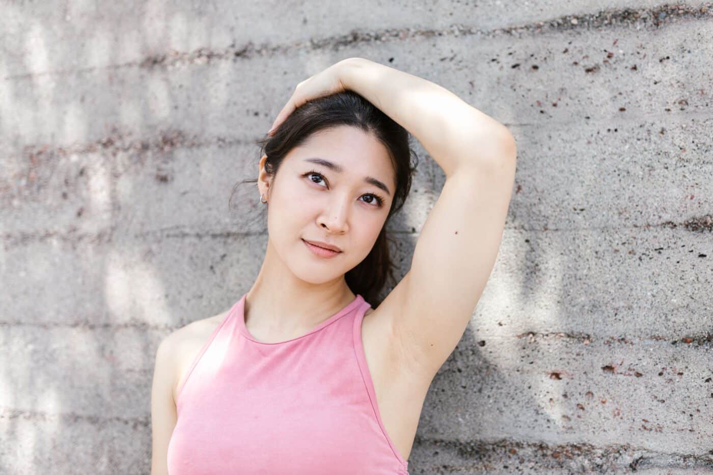 Model-touching-hair-by-wall