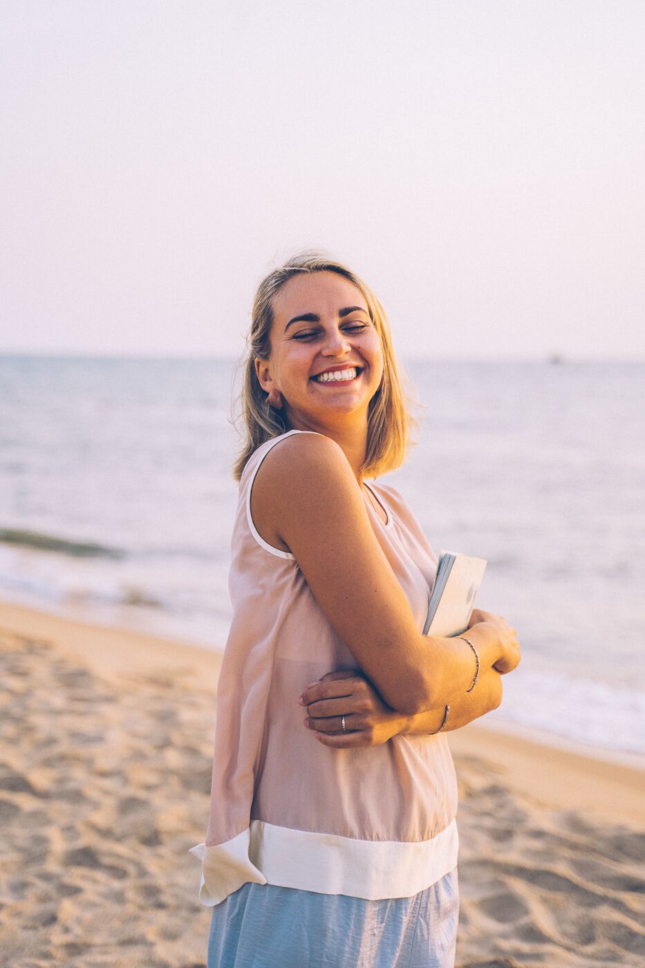 Model-posing-in-front-of-sea