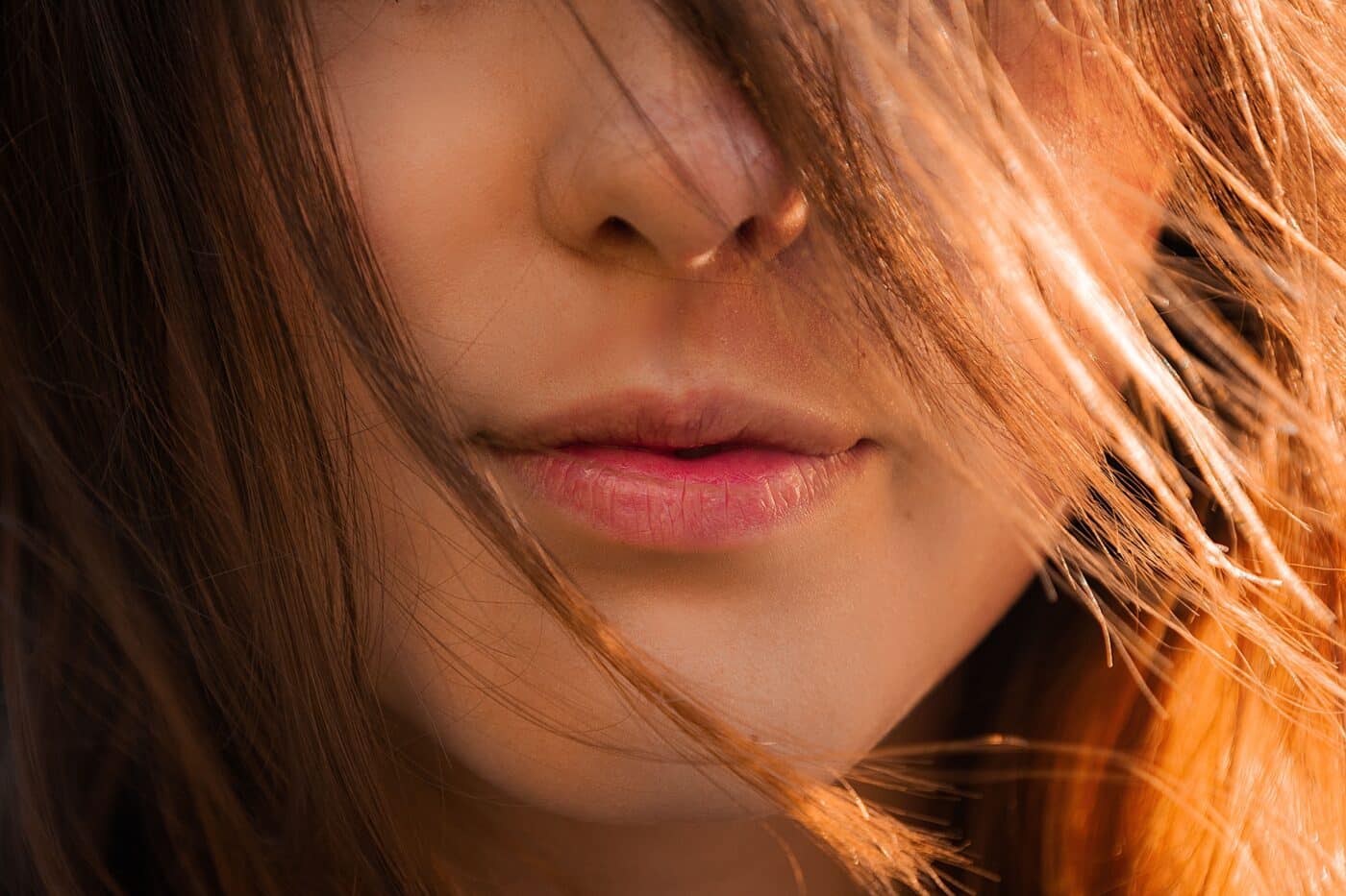 Model-lips-closeup-in-sunset