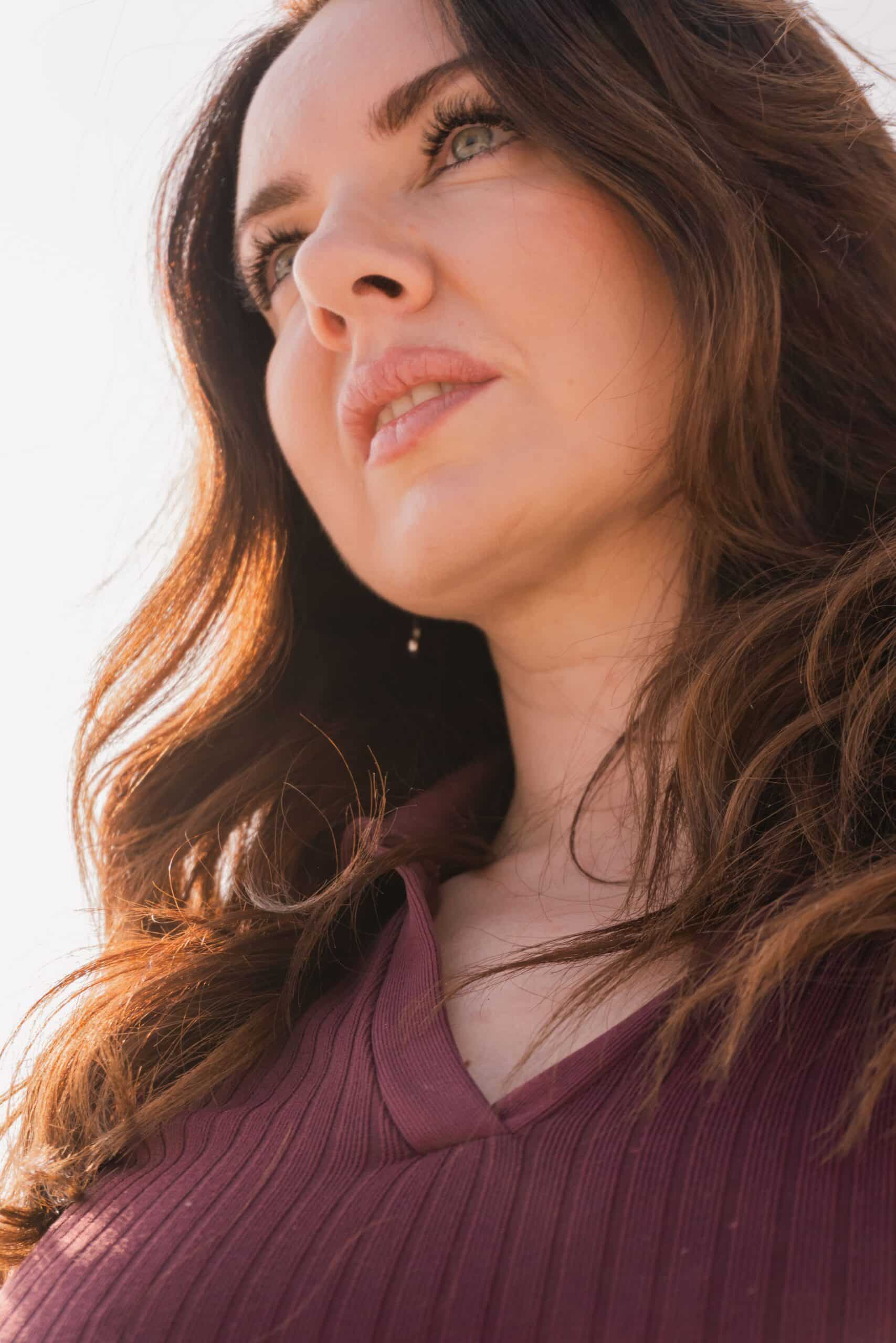 Model-staring-into-the-distance
