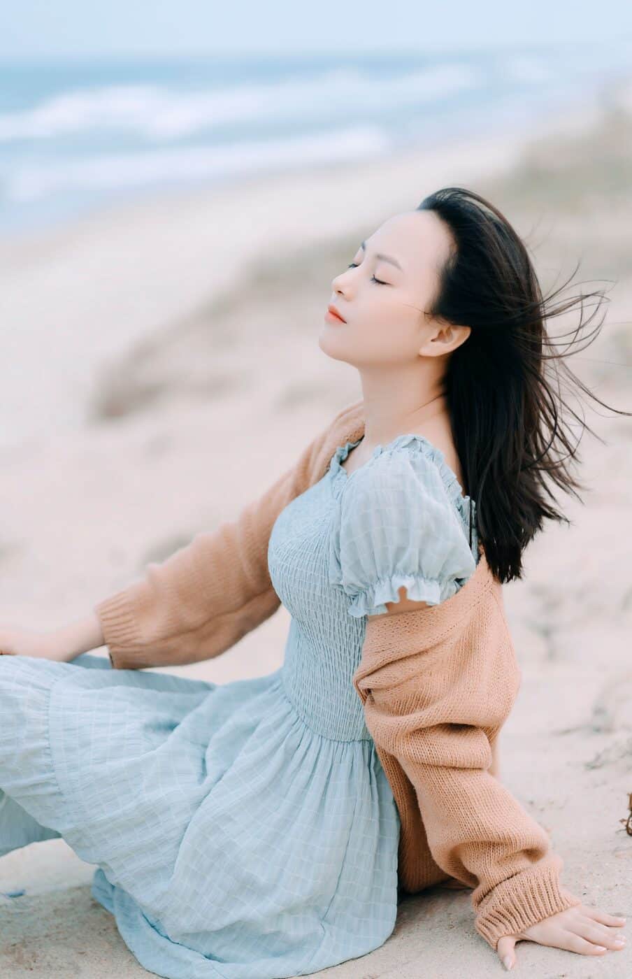 Model-beach-ocean-lifestyle